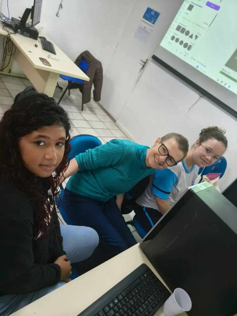 Participantes trabalhando no computador durante uma oficina