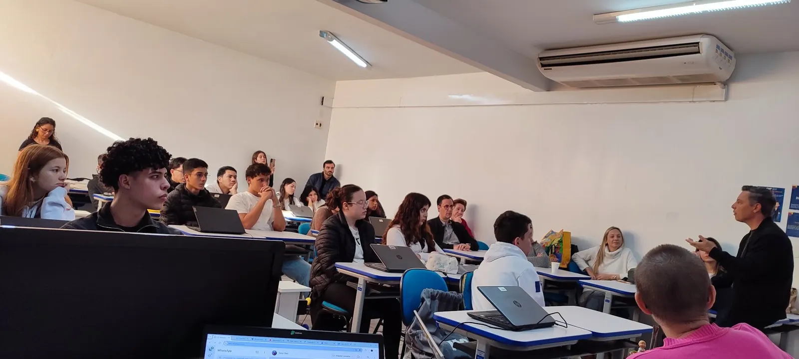 Turma assistindo à fala de um convidado