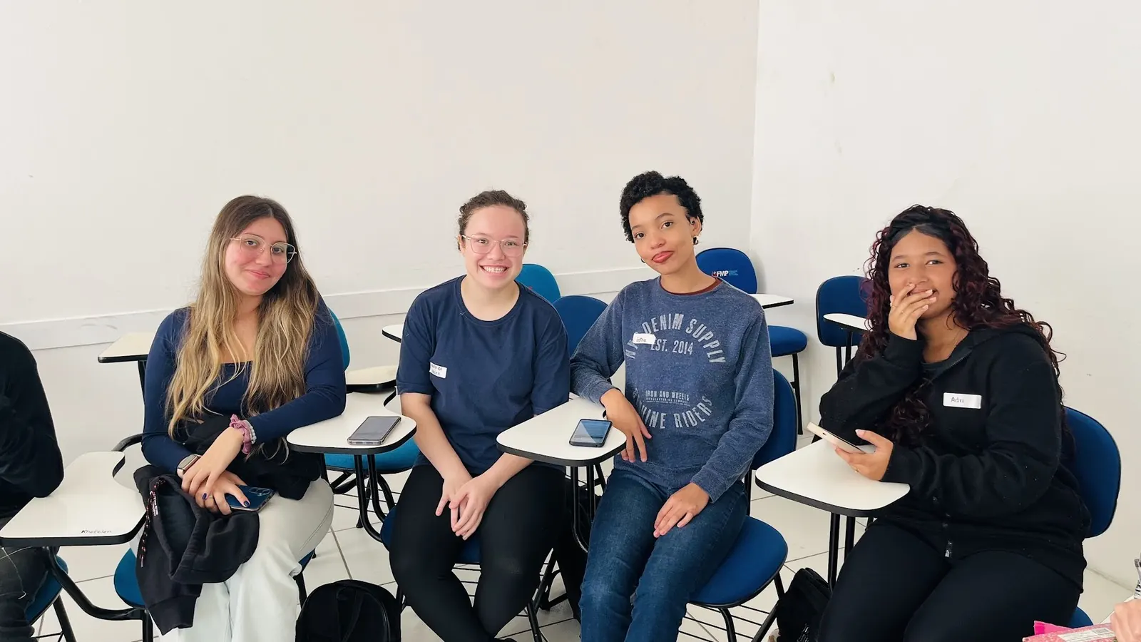 Grupo de participantes sorrindo