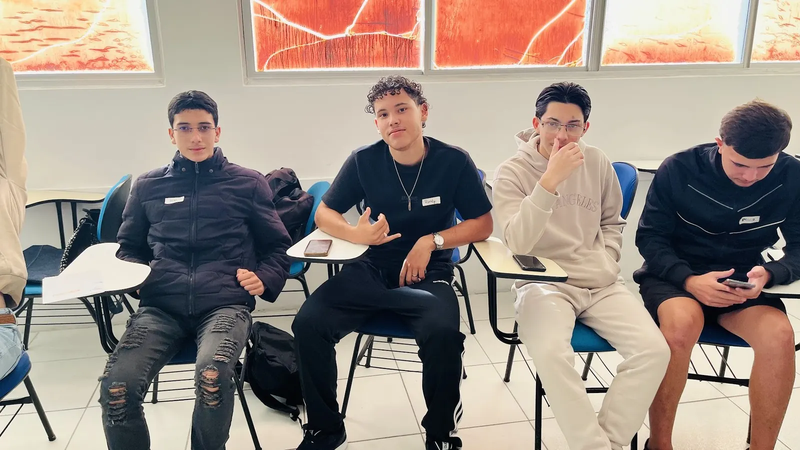 Grupo de participantes trabalhando juntos