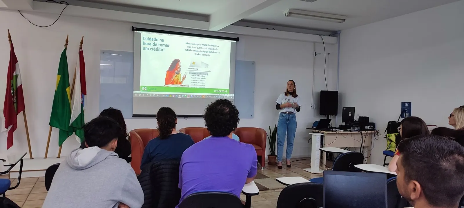 Participante apresentando um projeto para a turma