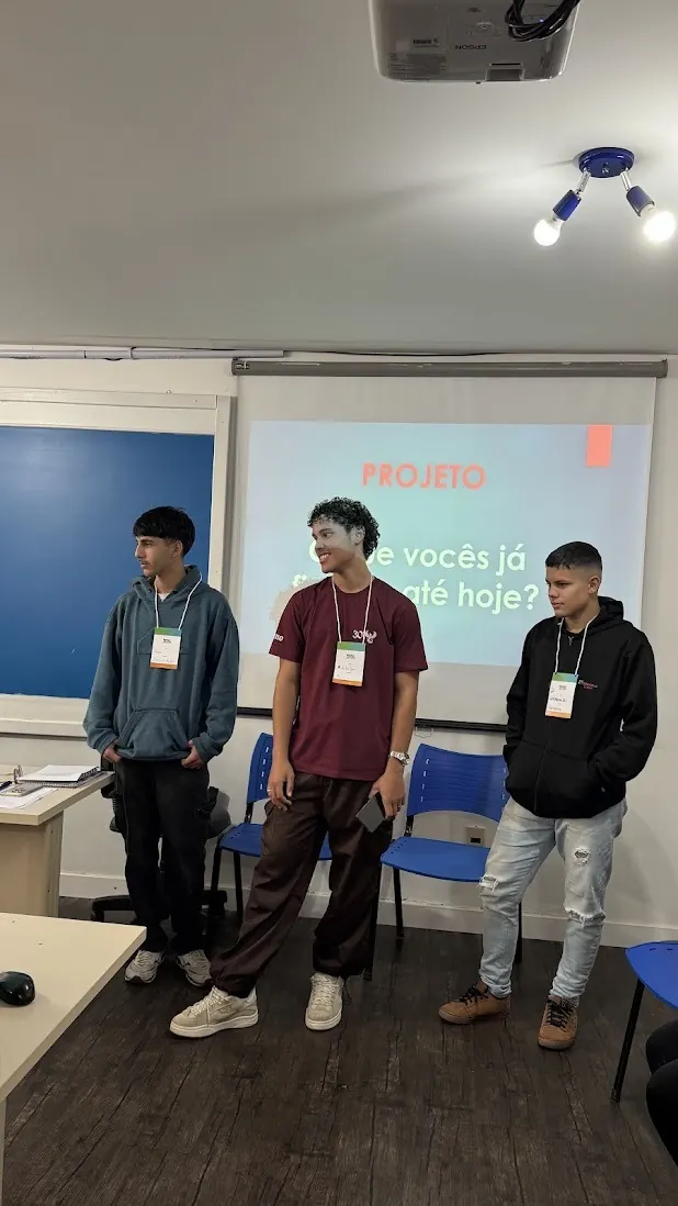 Três participantes apresentando o projeto do grupo