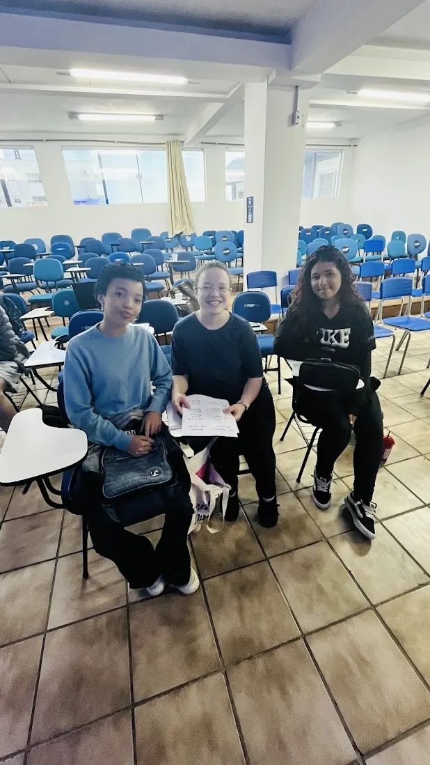 Três participantes segurando as folhas da atividade