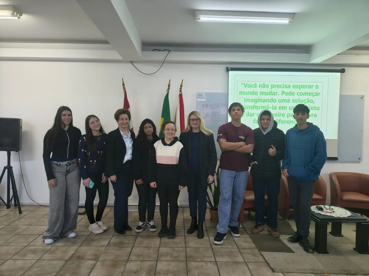 Primeira Turma reunida em pé na sala